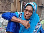 Nek Suryani Dua Hari Tidak Makan Dan Tidur di Bawah Pohon Kelapa Sawit