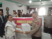 Satuan Binmas Polres Simalungun Salurkan 50 Paket Sembako dalam Kegiatan Minggu Kasih di GPDI Simpang Kalang