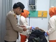 Bhabinkamtibmas Polsek Gebang Evakuasi Korban Lakalantas Perlintasan Medan-Aceh