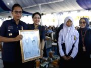 Rico Waas Serahkan Ijazah Program Tebus Ijazah dan Launching Regrouping Sekolah