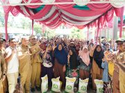 139 Ton Beras dan 180 Seragam Sekolah Untuk Warga Secanggang