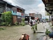Banjir Rendam Jalan Raya Tembung Percut Sei Tuan