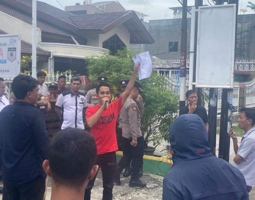Demo Massa Kompas Desak Copot Camat Medan Perjuangan