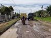 Jalan Propinsi di Pagar Merbau Deli Serdang Rusak Makin Parah