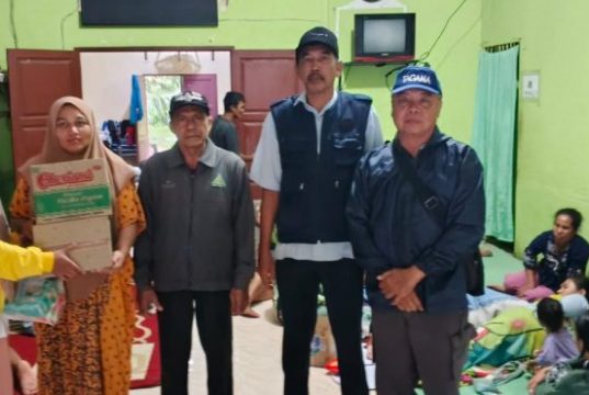 Gerak Cepat Kades Secanggang, Tampung dan Salurkan Bantuan Pengungsi Banjir di Balai Desa