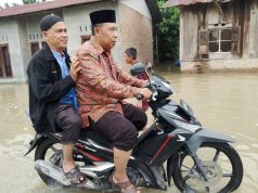 Demi Akad Suci, Penghulu Pantai Cermin Menembus Banjir