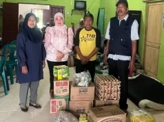 Peduli Korban Banjir, Ka.UPTD Puskesmas bersama Kades Secanggang Beri Bantuan