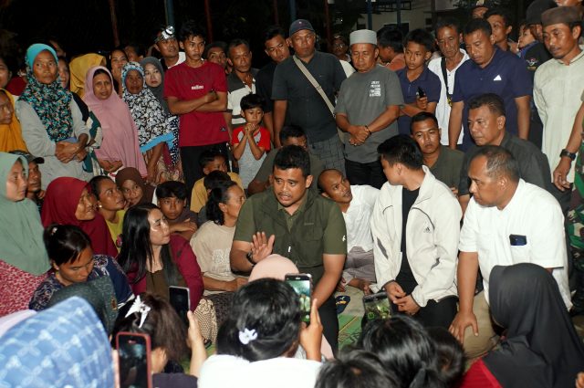 Gubernur bersama pengungsi di Posko Bencana Air Hitam -2