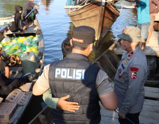 Polres Langkat Distribusikan Bantuan Sosial dari Kapolda Sumut untuk Korban Banjir