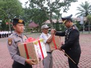 Upacara Peringatan Hari Bela Negara ke-77 dan Penyerahan Paket Natal Tahun 2025 Polres Langkat