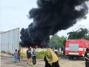 Hebohkan Warga,Tumpukan Limbah Pabrik Tutup Dibakar OTK