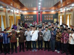 Kakanwil Kemenag se Indonesia Sepakat Wujudkan Penganggaran Berbasis Layanan Keagamaan Hariancentral-Net I Medan, Medan Kementerian Agama Republik Indonesia melalui Forum Kepala Kantor Wilayah Kementerian Agama se Indonesia berkomitmen untuk mewujudkan kesamaan persepsi dan pemahaman terhadap prioritas serta kebijakan. Hal tersebut disampaikan saat pertemuan dan Rapat Koordinasi Perencanaan dan Penganggaran 2026-2027 di Aula Kantor Wilayah Kementerian Agama Provinsi Sumatera Utara, Jumat (30/01/2026). Acara tersebut dibuka secara langsung oleh Ketua Komisi VIII DPR RI H. Marwan Dasopang. Hadir juga dalam kegiatan Kepala Biro Perencanaan dan Penganggaran Kemenag RI Kastolan, Ketua Forum Kakanwil Kemenag se Indonesia H. Muhammad Tambrin, Kepala Kanwil Kemenag Sumatera Utara H. Ahmad Qosbi, seluruh Kakanwil Kemenag se Indonesia, Kepala Bagian Tata Usaha, Kepala Bidang dan Pembimas. H. Marwan Dasopang dalam sambutannya menegaskan pentingnya sinergi antara Kementerian Agama dan DPR RI dalam menyusun perencanaan dan penganggaran yang responsif, tepat sasaran, serta berdampak langsung bagi peningkatan kualitas layanan keagamaan kepada masyarakat. “Ini momentum kita bersama untuk saling menguatkan antara pemerintah dan legislasi dalam peningkatan kualitas layanan keagamaan ke pada masyarakat. Kami di DPR terus berupaya berkomunikasi dengan pemerintah untuk meningkatkan anggaran,” ucap Marwan. Ketua Komisi VIII DPR RI asal Sumatera Utara tersebut juga menekankan ke pada seluruh Kakanwil se Indonesia untuk menjadi garda terdepan dalam menyelamatkan alam demi keberlangsungan hidup umat beragama. Kakanwil Kemenag Sumut H. Ahmad Qosbi menyampaikan apresiasi ke pada seluruh peserta kegiatan. Ia menekankan komitmen bersama dan kerja sama yang baik dalam menjalankan kebijakan di tahun 2026. “Forum ini menjadi wadah strategis untuk memperkuat koordinasi, menyamakan persepsi, serta menyusun arah kebijakan perencanaan dan penganggaran Kementerian Agama untuk tahun 2026–2027 agar selaras dengan prioritas nasional dan kebutuhan daerah,” ucapnya. Kabiro Perencanaan dan Penganggaran Kemenag RI menyampaikan bahwa setiap kebijakan dan program kerja Kemenag harus disusun berdasarkan data yang akurat, presisi, dan dapat dipertanggungjawabkan. Dengan begitu, kualitas data sangat menentukan arah kebijakan dan realisasi penganggaran sesuai kebutuhan. (Pul)