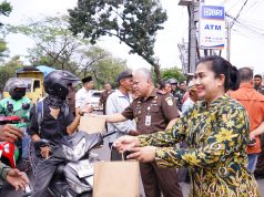 Kajati Sumatera Utara Harli Siregar Bagikan Ratusan Paket Takjil Kepada Masyarakat, Petugas Keamanan Hingga PPNPN