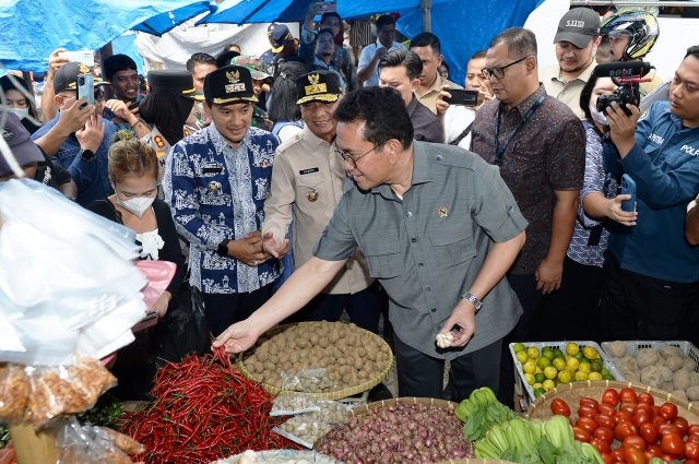 Wagub dampingi Mendag sidak pasar (2)-1