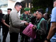 Gubernur Bobby Nasution Bagikan 2.500 Bingkisan dari Presiden di Malam Idulfitri, Warga Antusias