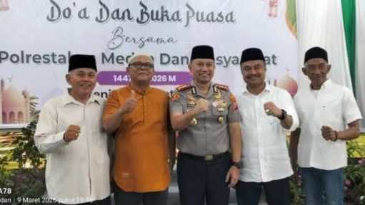Kapolrestabes Medan Bagikan 1.999 Paket Takjil dan Santuni 99 Anak Yatim Saat Buka Puasa Bersama Masyarakat