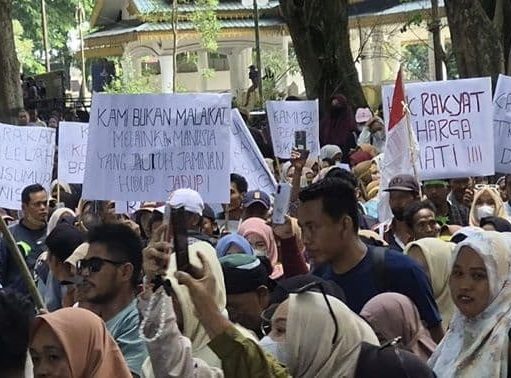 Ribuan Massa Demo Kantor.Bupati Langkat, Ricuh Bantuan Korban Banjir Tak Tepat Sasaran