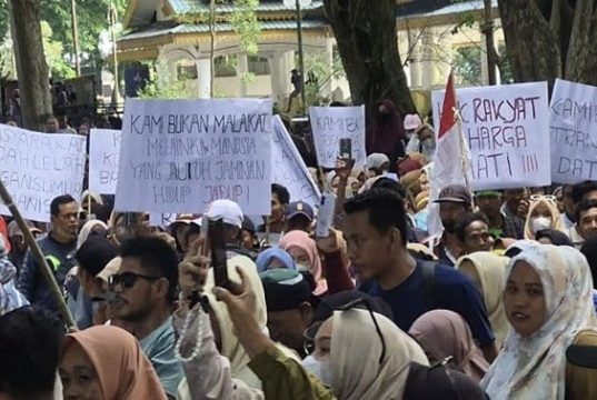 Ribuan Massa Demo Kantor.Bupati Langkat, Ricuh Bantuan Korban Banjir Tak Tepat Sasaran