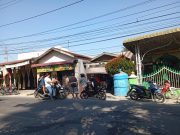 Korban Pemadaman Listrik PLN, Warga Serbu Penjual Air Isi Ulang