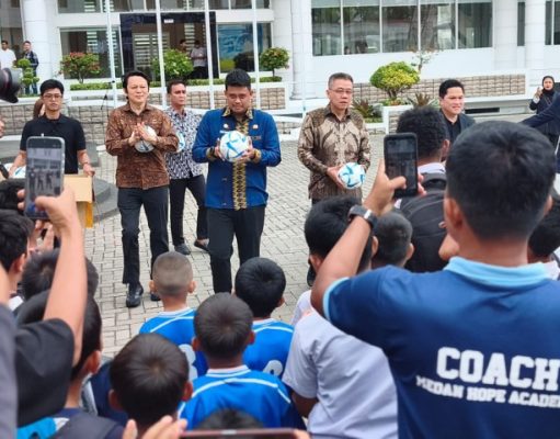 Jelang Piala AFF: PSSI dan Pemprovsu Berbagi Bola Gratis Dukung Fondasi Calon Atlet Sepak Bola Nasional