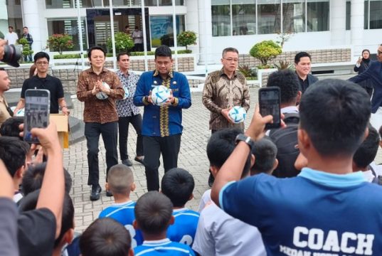 Jelang Piala AFF: PSSI dan Pemprovsu Berbagi Bola Gratis Dukung Fondasi Calon Atlet Sepak Bola Nasional