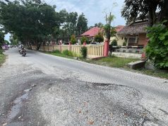 Kantor Bupati Terus Dipoles, Jalan Masyarakat Hanya Berjarak 300 Meter Dibiarkan Rusak