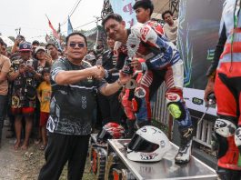 Wali Kota Cup Siantar Road Race 2026, Wesly Serahkan Trophy Bagi Juara I