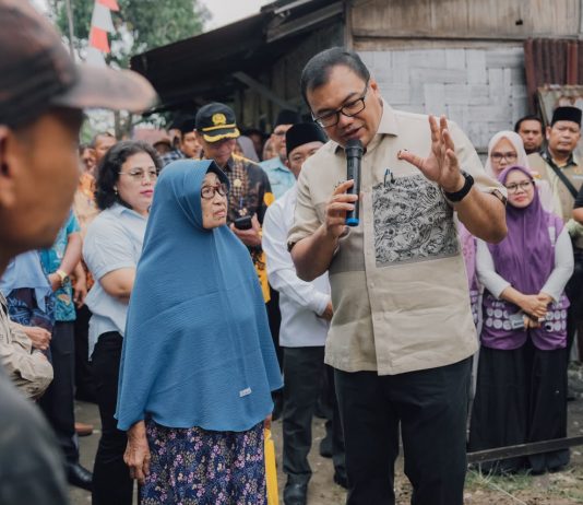 Baznas Bedah Rumah Warga dari Zakat ASN, Bupati Letakkan Batu Pertama