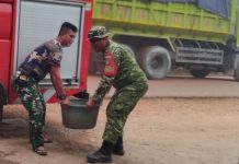 Kodim 1019/Katingan Mendistribusikan Air Bersih Ke Masyarakat