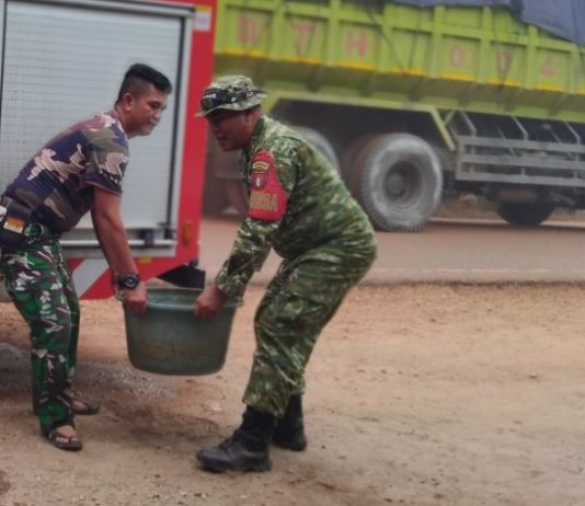 Kodim 1019/Katingan Mendistribusikan Air Bersih Ke Masyarakat
