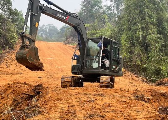 Bakti TNI AD Untuk Rakyat : Kodim 1019/Katingan Turunkan Alat Berat Buka Akses Jalan Masyarakat