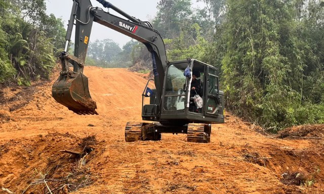 Bakti TNI AD Untuk Rakyat Kodim 1019 Katingan Turunkan Alat Berat Buka Akses Jalan Masyarakat