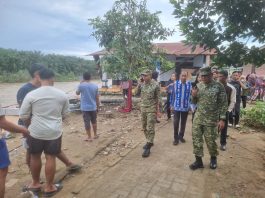 Dandim 0204/ DS Tinjau 11 Rumah Warga Hanyut Disapu Banjir di Galang